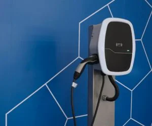 instalacion cargador coche hibrido en madrid cargador fondo azul