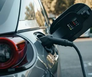 instalar cargador coche electrico en garaje comunitario en madrid coche cargando