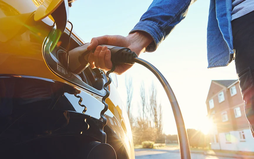 instalar punto recarga coche electrico casa en madrid mano enganchando